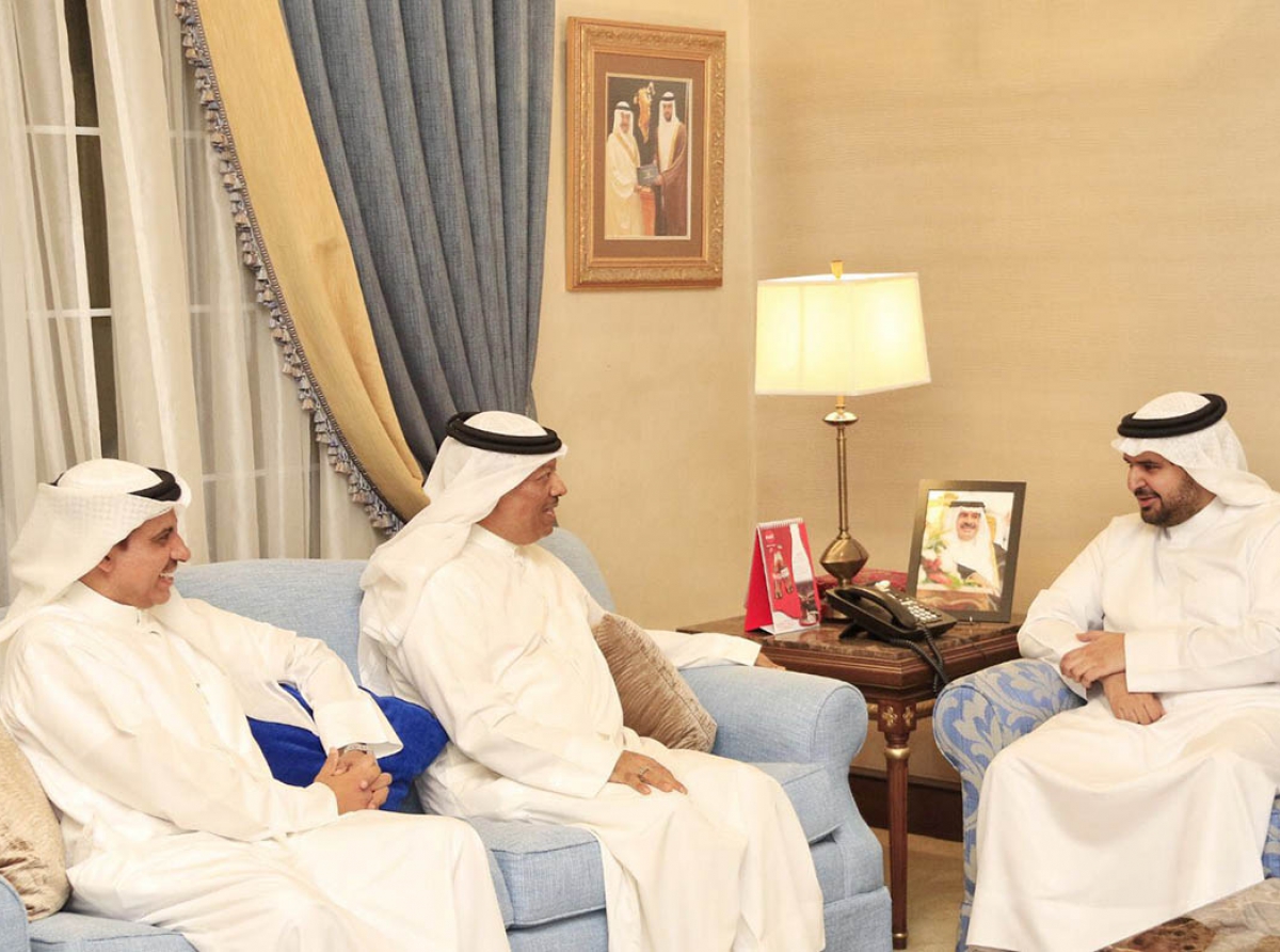  الرئيس الفخري لجمعية الكلمة الطيبة سمو الشيخ عيسى بن علي بن خليفة آل خليفة يجتمع مع رئيس وأعضاء مجلس إدارة الجمعية واللجنة المنظمة لجائزة سموه للعمل التطوعي