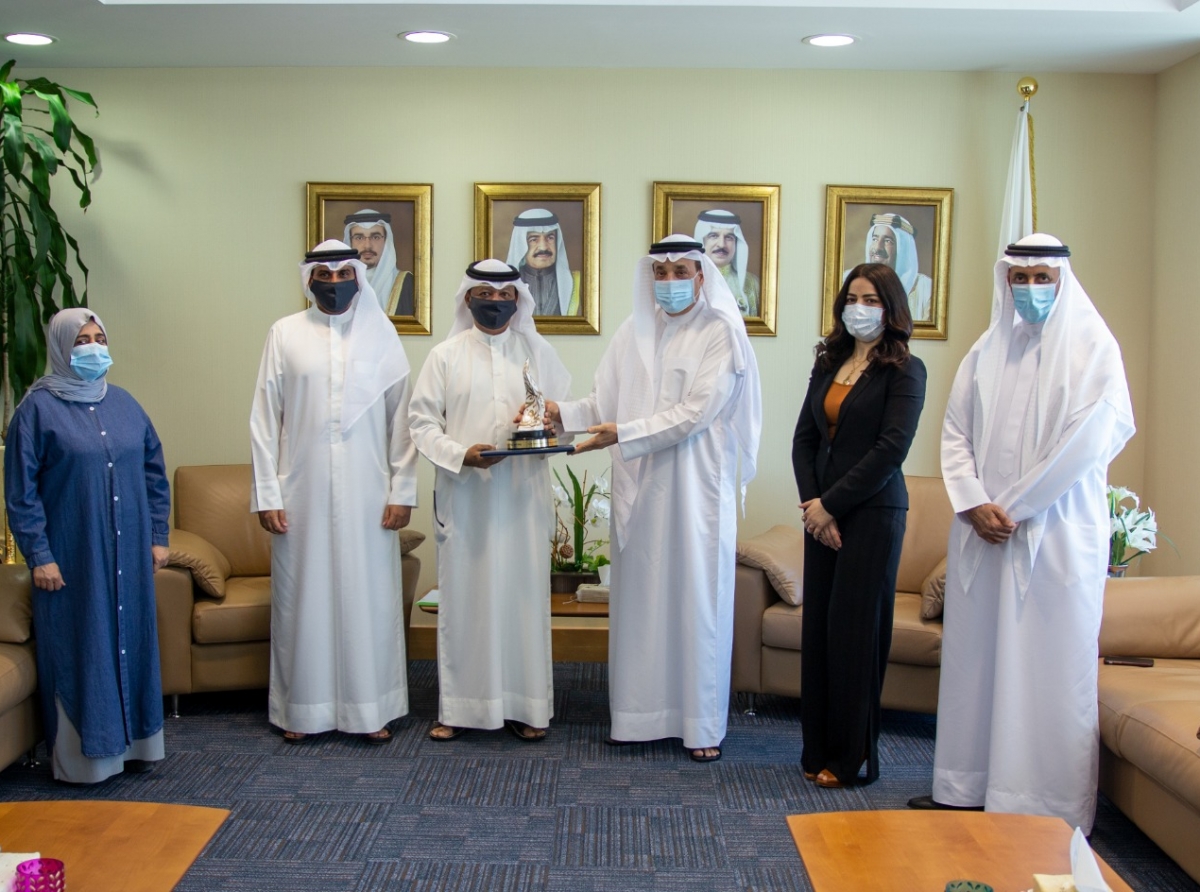  تسليم جائزة سمو الشيخ عيسى بن علي آل خليفة للعمل التطوعي (لتكريم الكوادر الوطنية في الصفوف الأمامية) لسعادة السيد جميل بن محمد علي حميدان وزير العمل والتنمية الاجتماعية