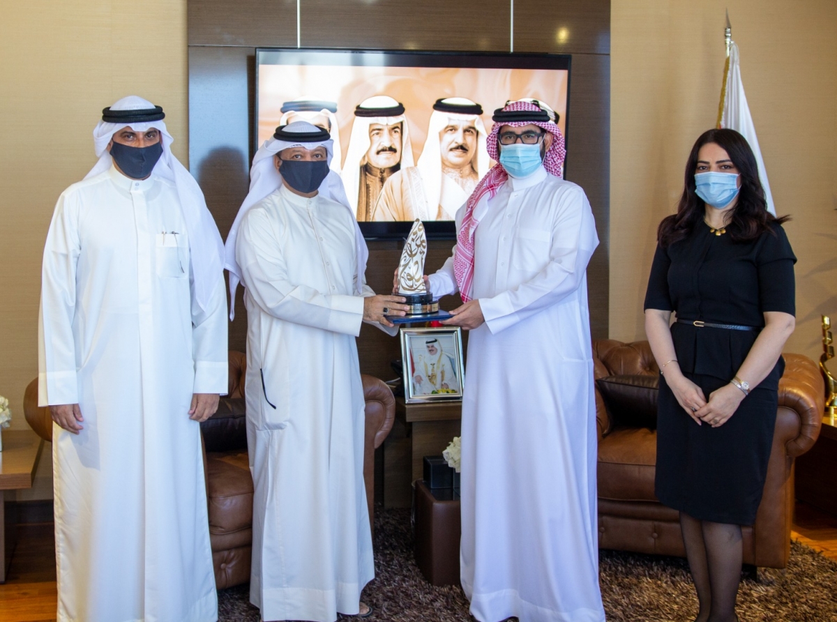  بوهزاع يسلم جائزة سمو الشيخ عيسى بن علي للعمل التطوعي (لتكريم الكوادر الوطنية في الصفوف الأمامية) بنسختها العاشرة إلى سعادة السيد أيمن بن توفيق المؤيد وزير شؤون الشباب والرياضة