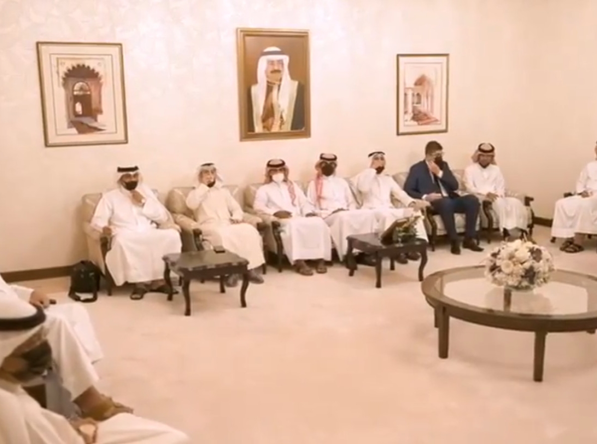  سمو الشيخ عيسى بن علي يستقبل إدارة الجمعية ومجموعة من الشباب المشاركين في مبادرة سموه لإعداد القادة