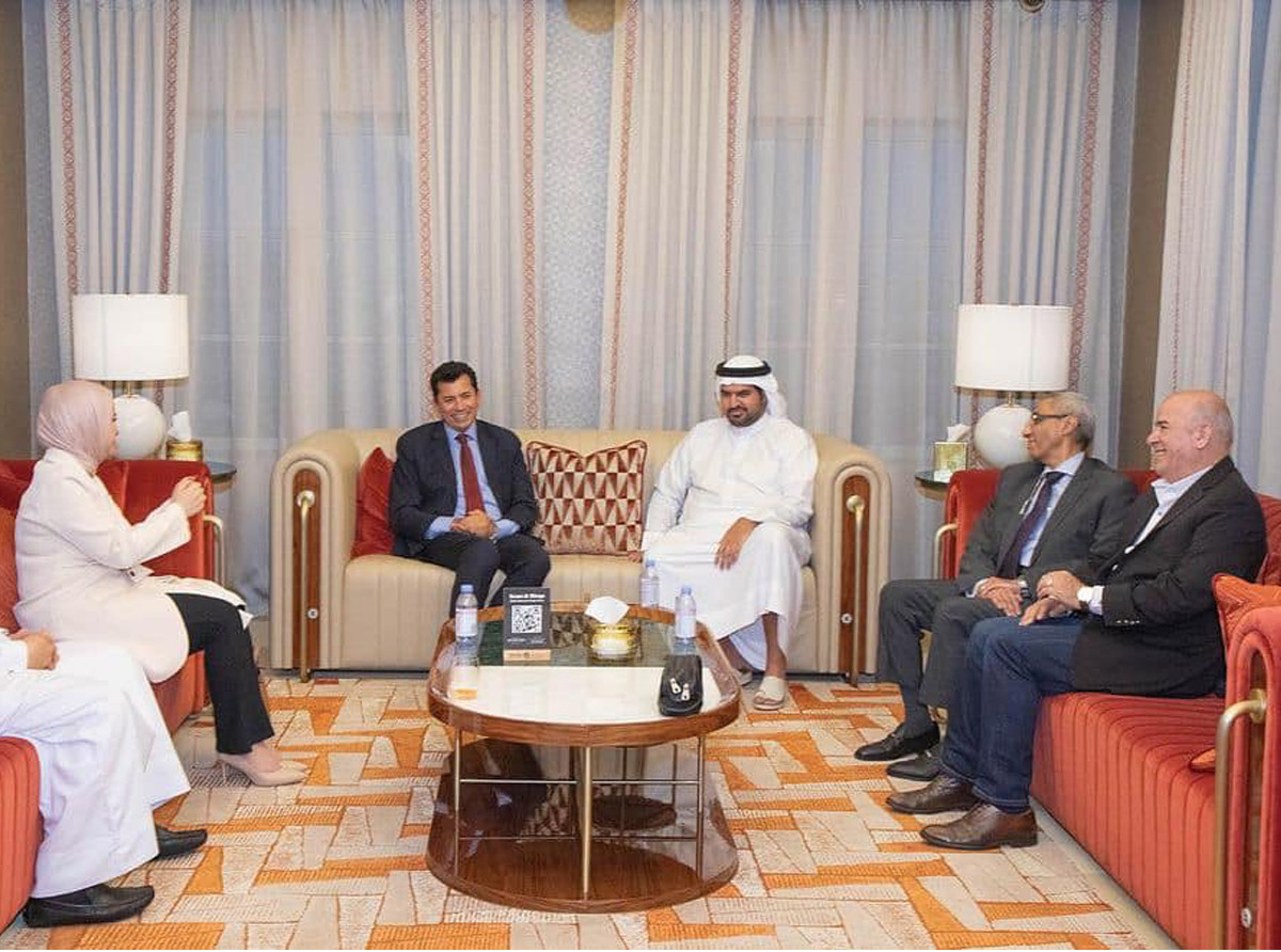  سمو الشيخ عيسى بن علي يستقبل وزير الشباب والرياضة المصري